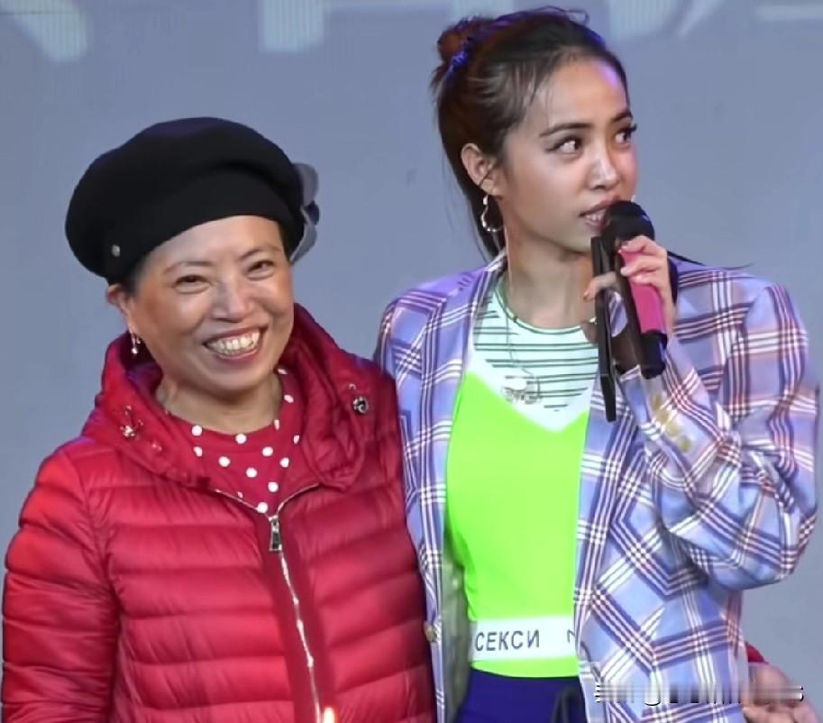 哎呀，蔡依林活动现场被妈妈突袭！母女同框简直复制粘贴，特别是那笑容，牙齿弧度都一