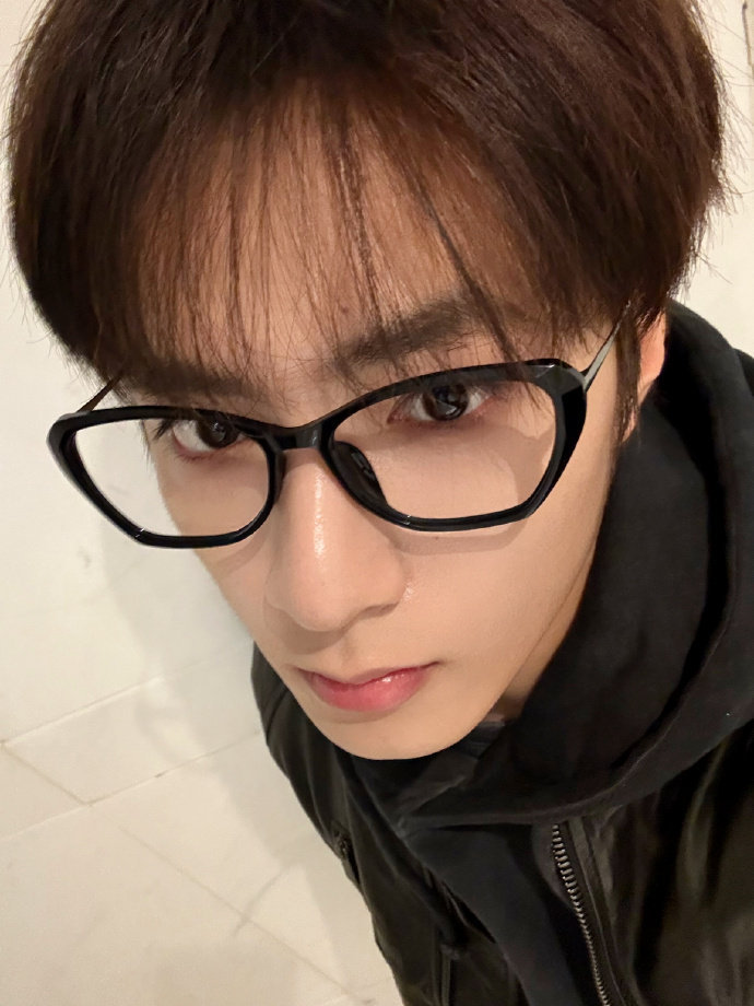 刘耀文顺毛眼镜自拍 刘耀文的温差自拍刘耀文的温差自拍，刘耀文顺毛眼镜自拍，谁懂这