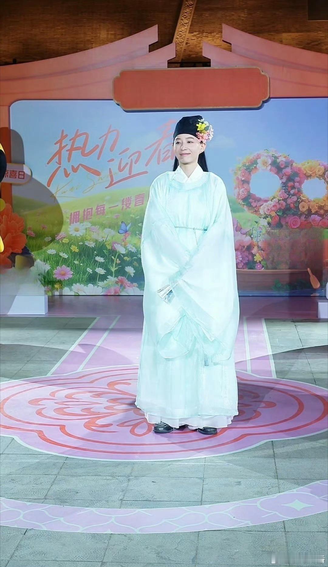 李斯丹妮在洛阳体验簪花 李斯丹妮爆改古风小生 怎么莫名有点像许仙（bushi） 