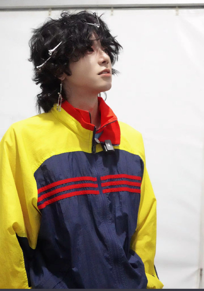 华晨宇今天是黄油蜂蜜面包吧声鸣远扬直播捕捉到《声鸣远扬 2025》上班的华晨宇！