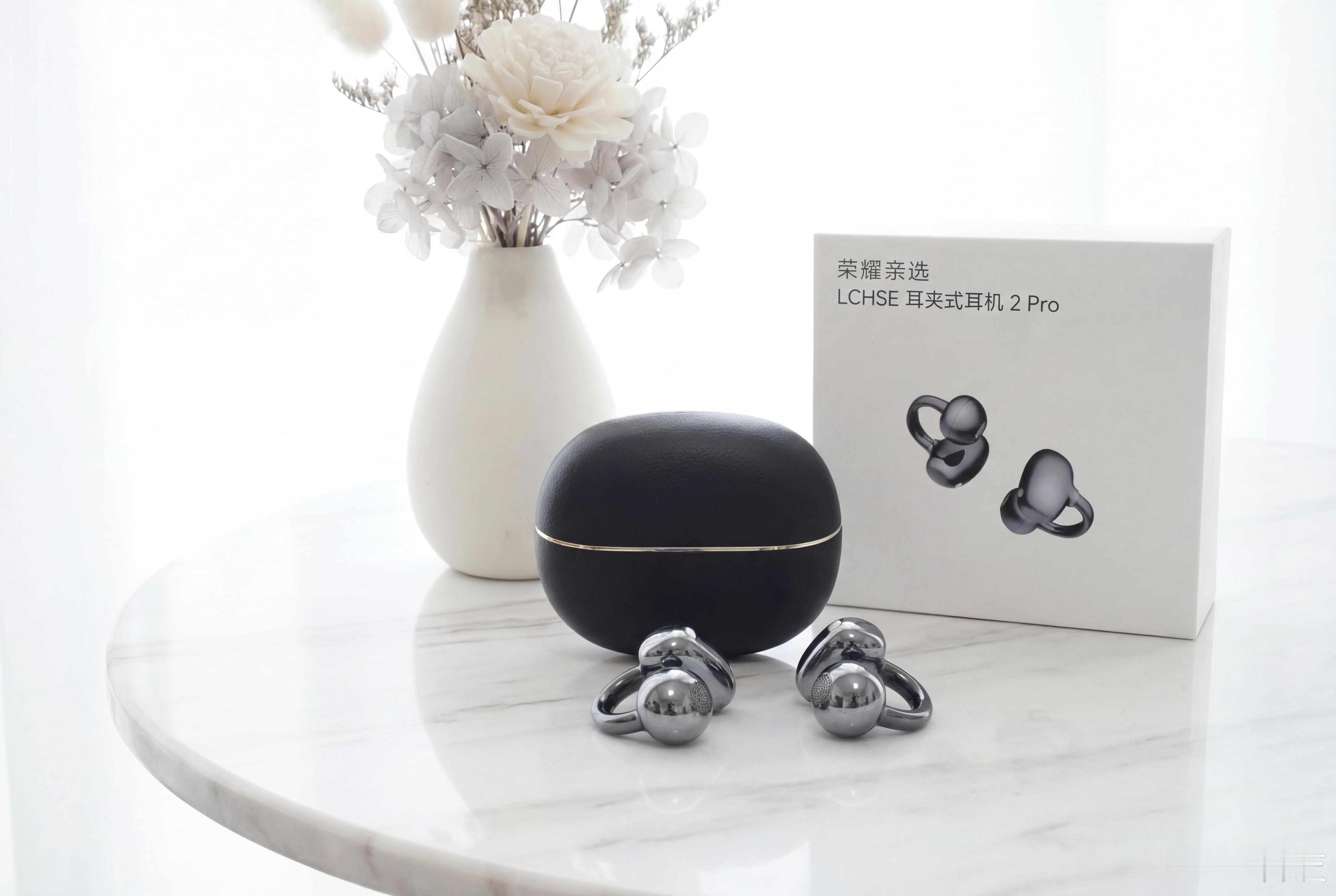 荣耀耳夹式耳机2 Pro就分享3点：1.单耳仅6克+舒适钛拱桥2.0设计，佩戴近