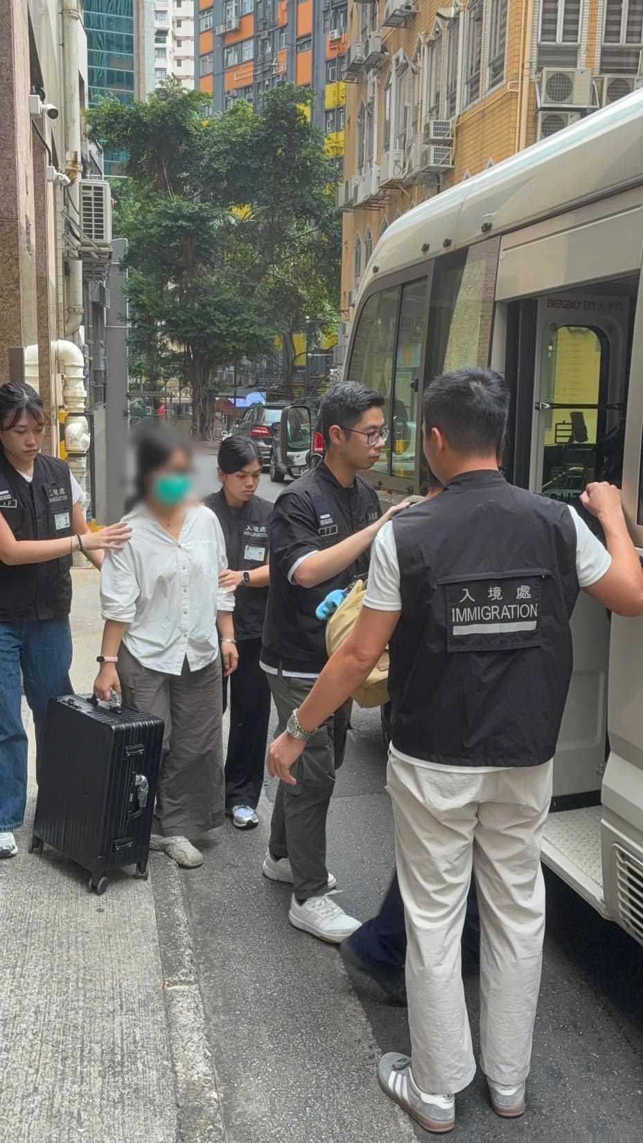 香港放蛇行动，多名来港“拍照”内地客被捕。

香港入境处近日进行一连串“放蛇”行