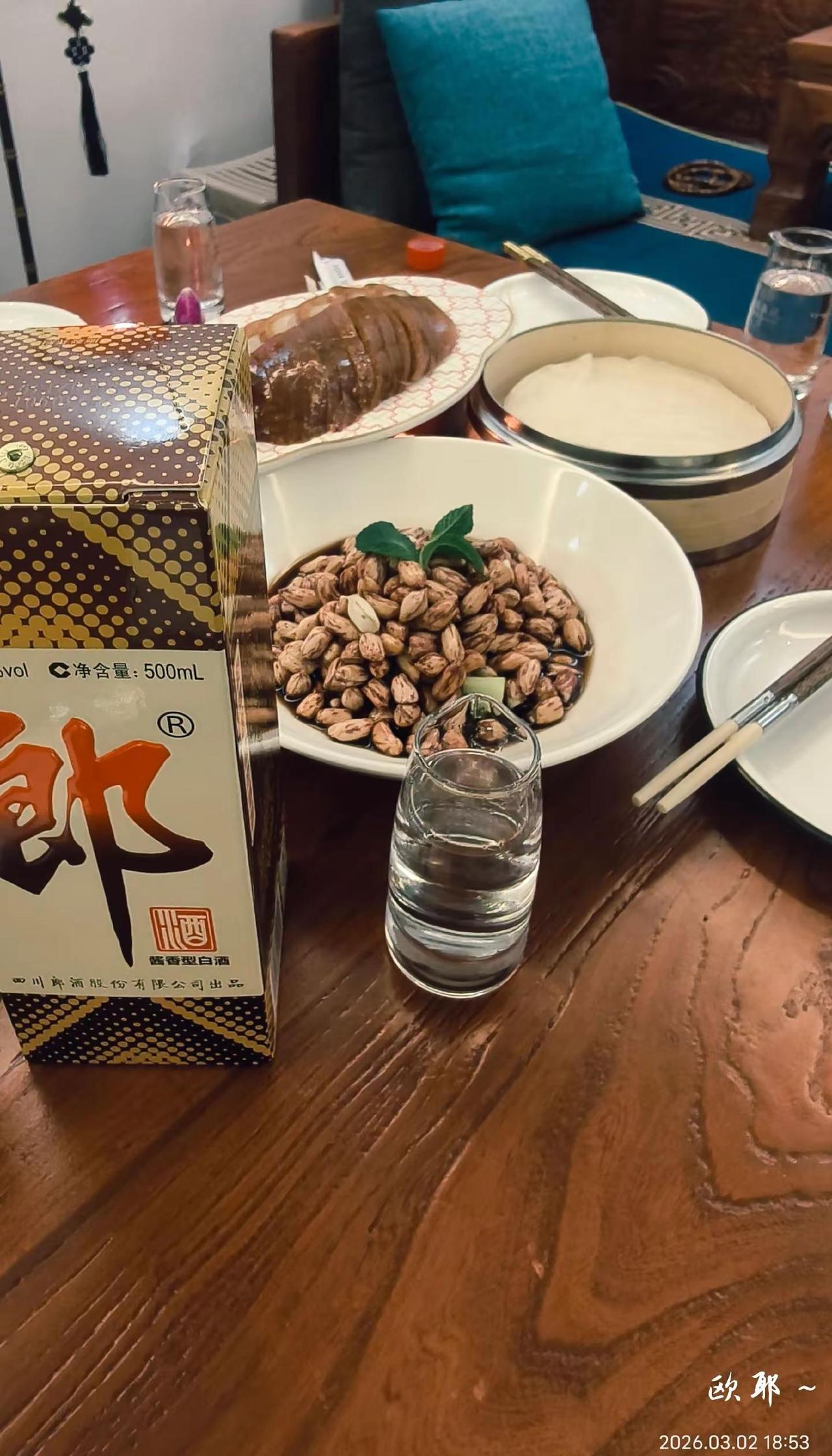 女人要学会喝点小酒，喝酒可以让自己进入自由和松弛的状态，醉眼看世界，事事都温柔，