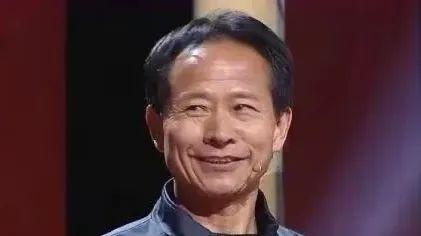 大爷带砖头来鉴宝，自估价格一个亿，专家鉴定后惊呼：“你祖上究竟何人”？这块砖头到