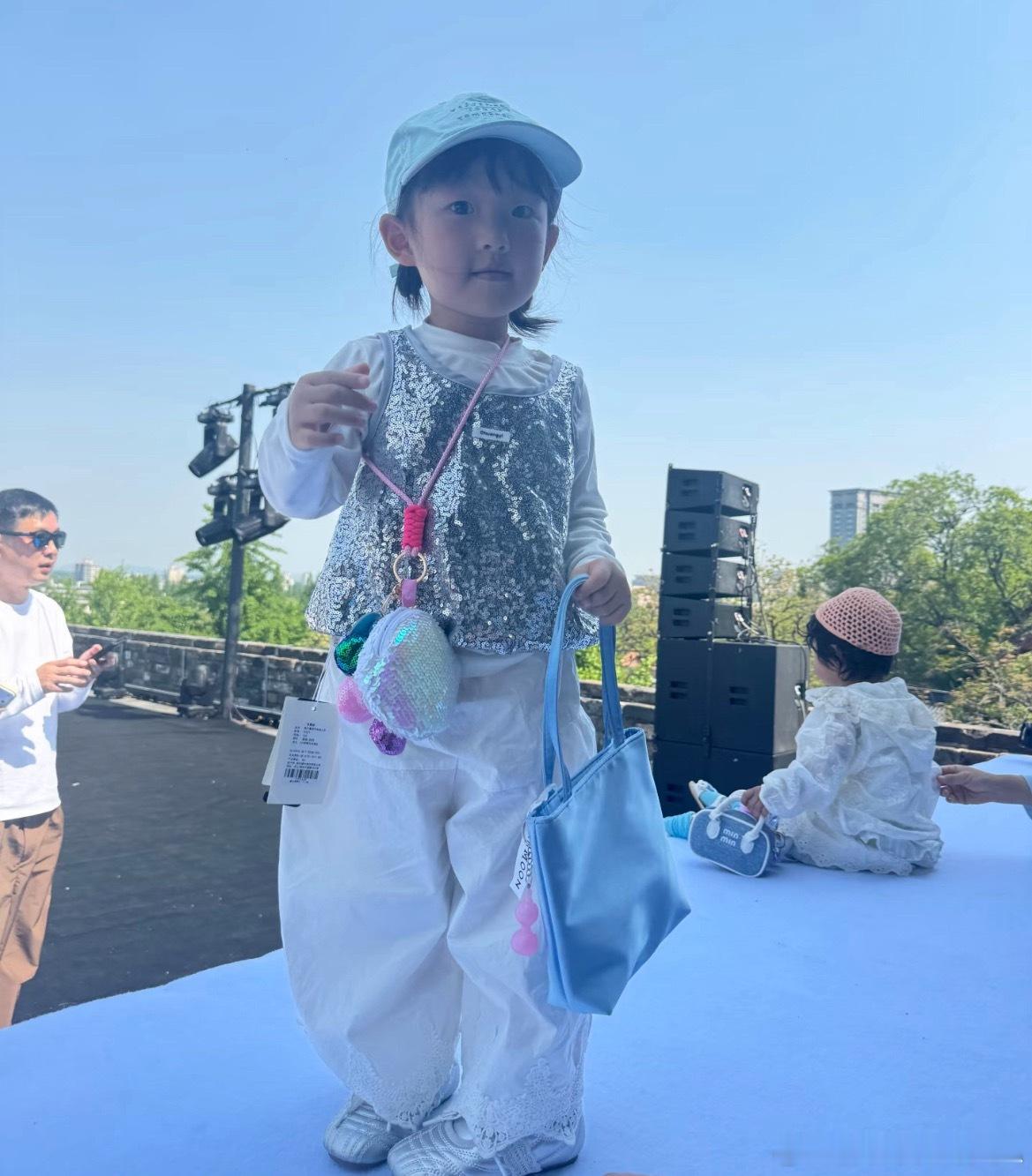 黄一鸣晒女儿时装周照片小小超模初登场，黄一鸣女儿闪耀时装周我有一个朋友，她家女儿