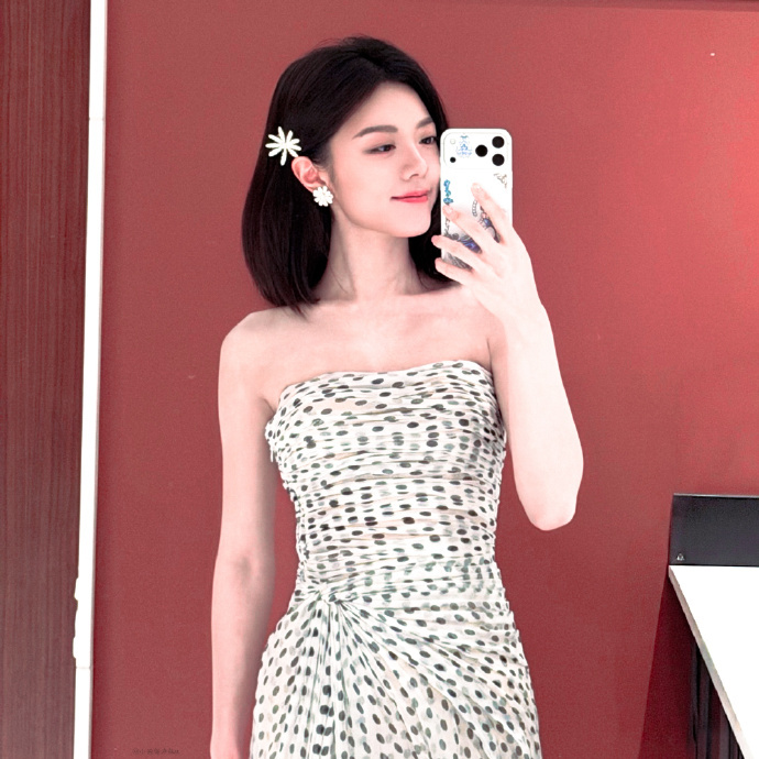 赵今麦娇兰全球总裁LV太子妃合照 赵今麦这次度假风造型慵懒随性，完全松弛，麦麦夯