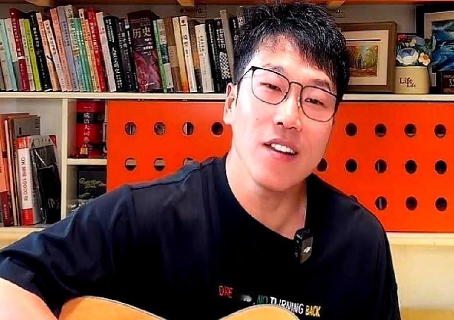 人气正旺，他却对着白墙弹吉他，还关了打赏。

前同事天权、孙美丽的账号一进来，公