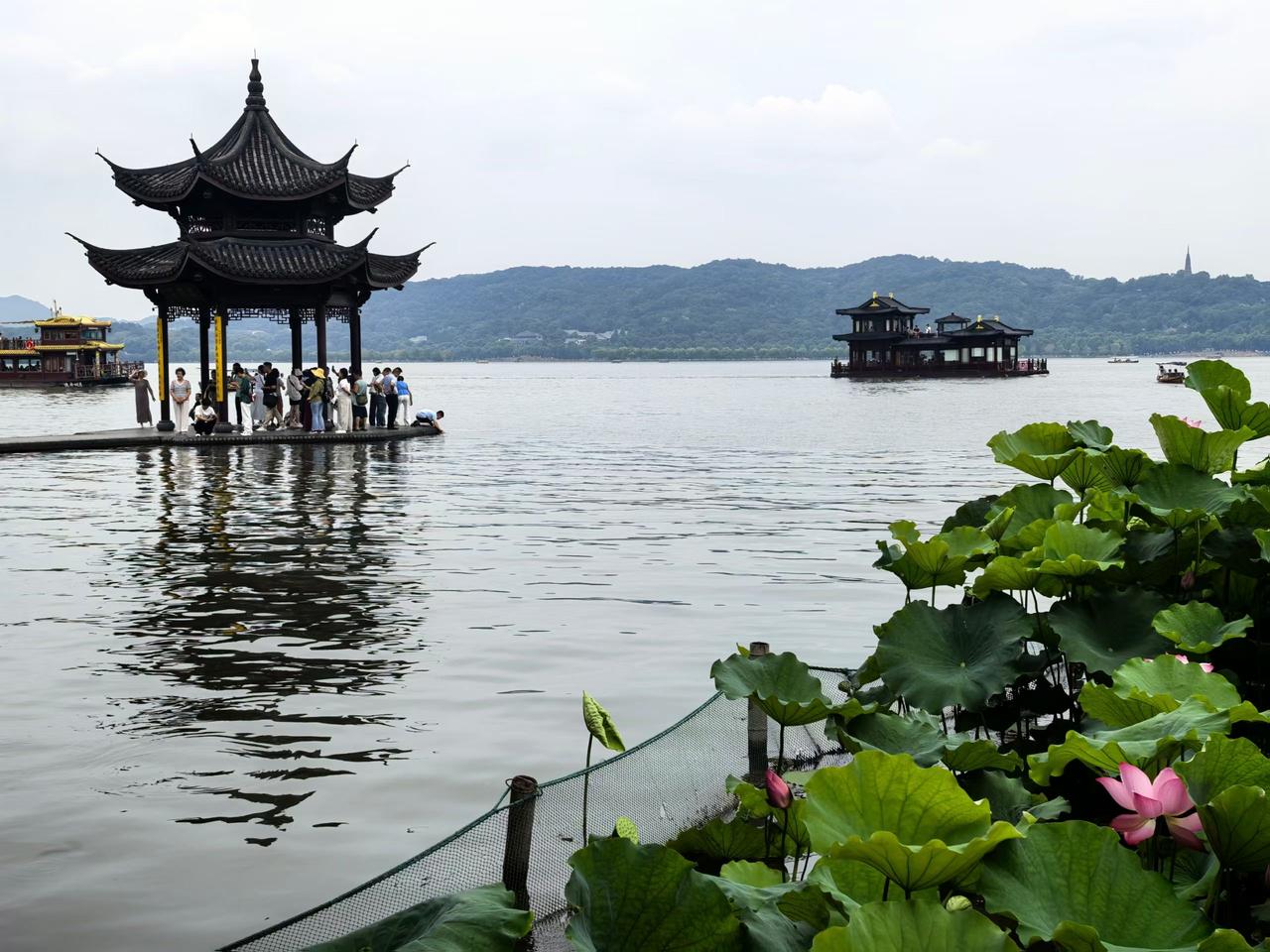 （随拍随言）
撷一段西湖时光，
从钱王祠荷展起，沿湖慢行，过集贤亭波光，驻足咖啡