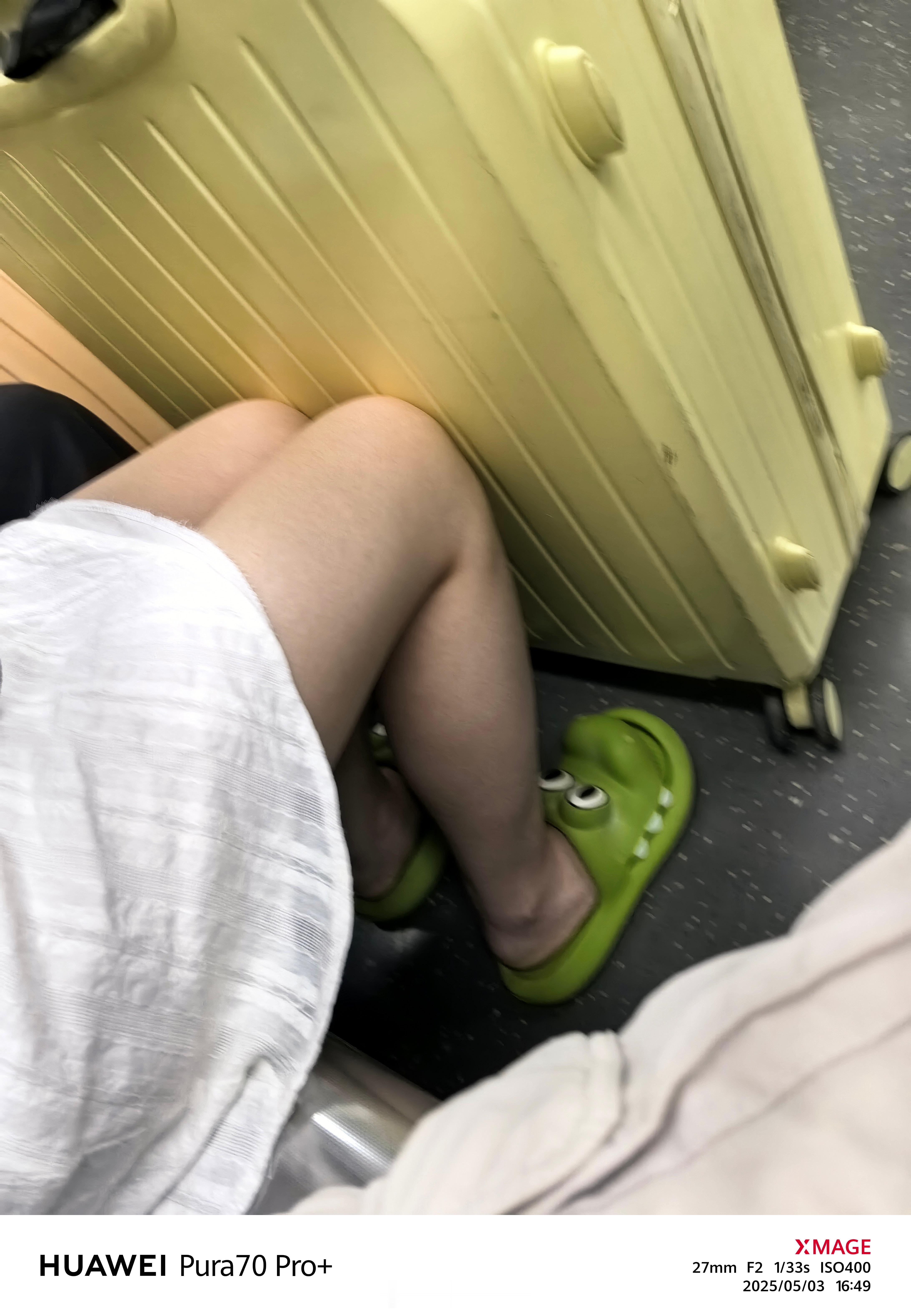 看不到脸那就看个腿吧！ ​​​