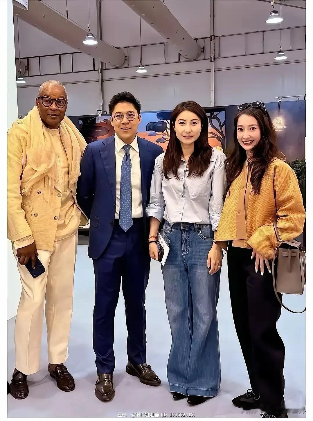 一张合影
2026年香港巴塞尔艺术展的VIP预展现场，四人身份从左到右分别是：