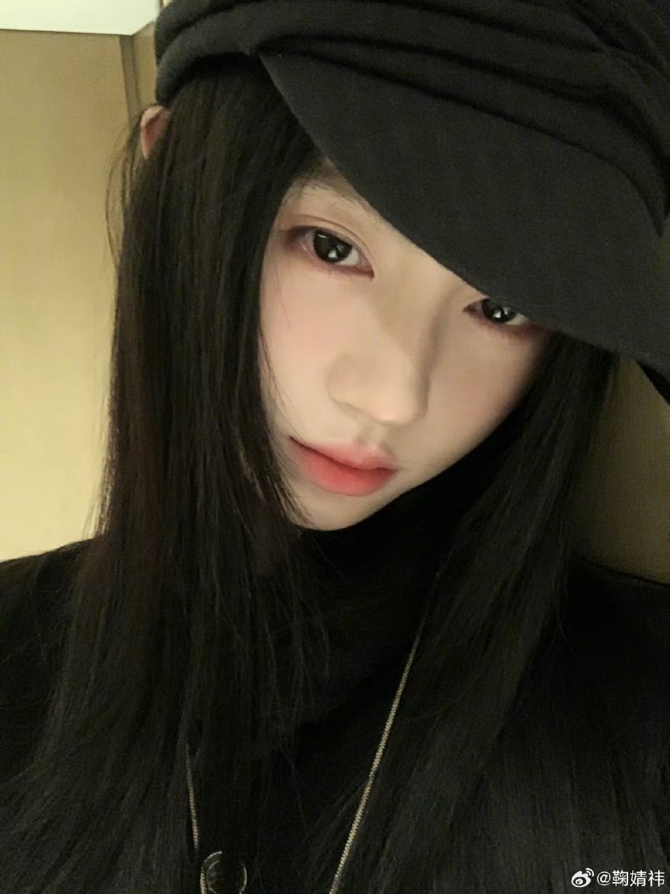 网友根据衣服算出鞠婧祎身高为1.48米，应该不止吧，鞠婧祎走人群里没有很低啊，而