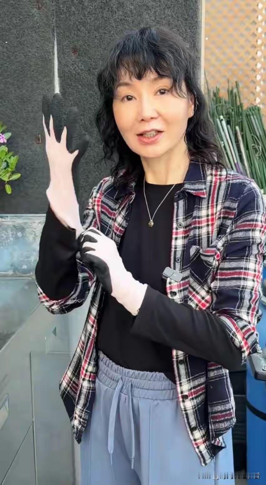 活脱脱一个农村老妇模样，张曼玉怎么就变了样子，曾经荧幕女神，如今成了农村老太太，