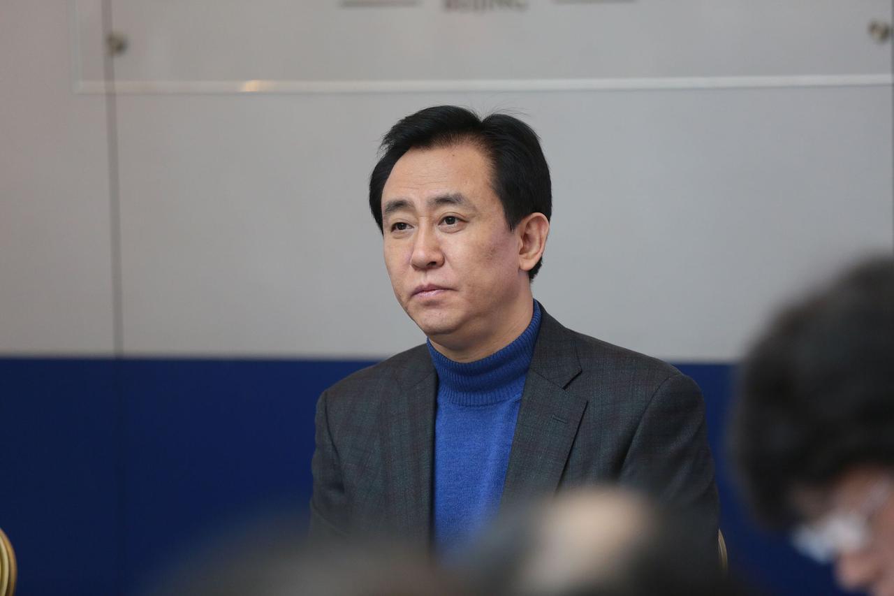 有谁能猜到当年那个恒大老总给村民发大红包，给明星们画龙点睛，给高管们送车送房，当