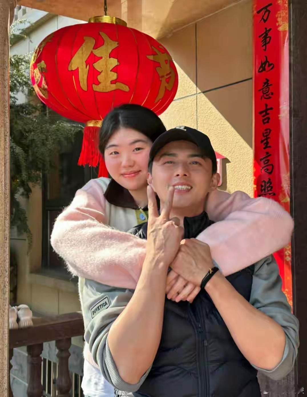 叶祖新合照 想过了官宣没想到是亲戚  叶祖新回衢州老家又晒出新合照，本以为是官宣