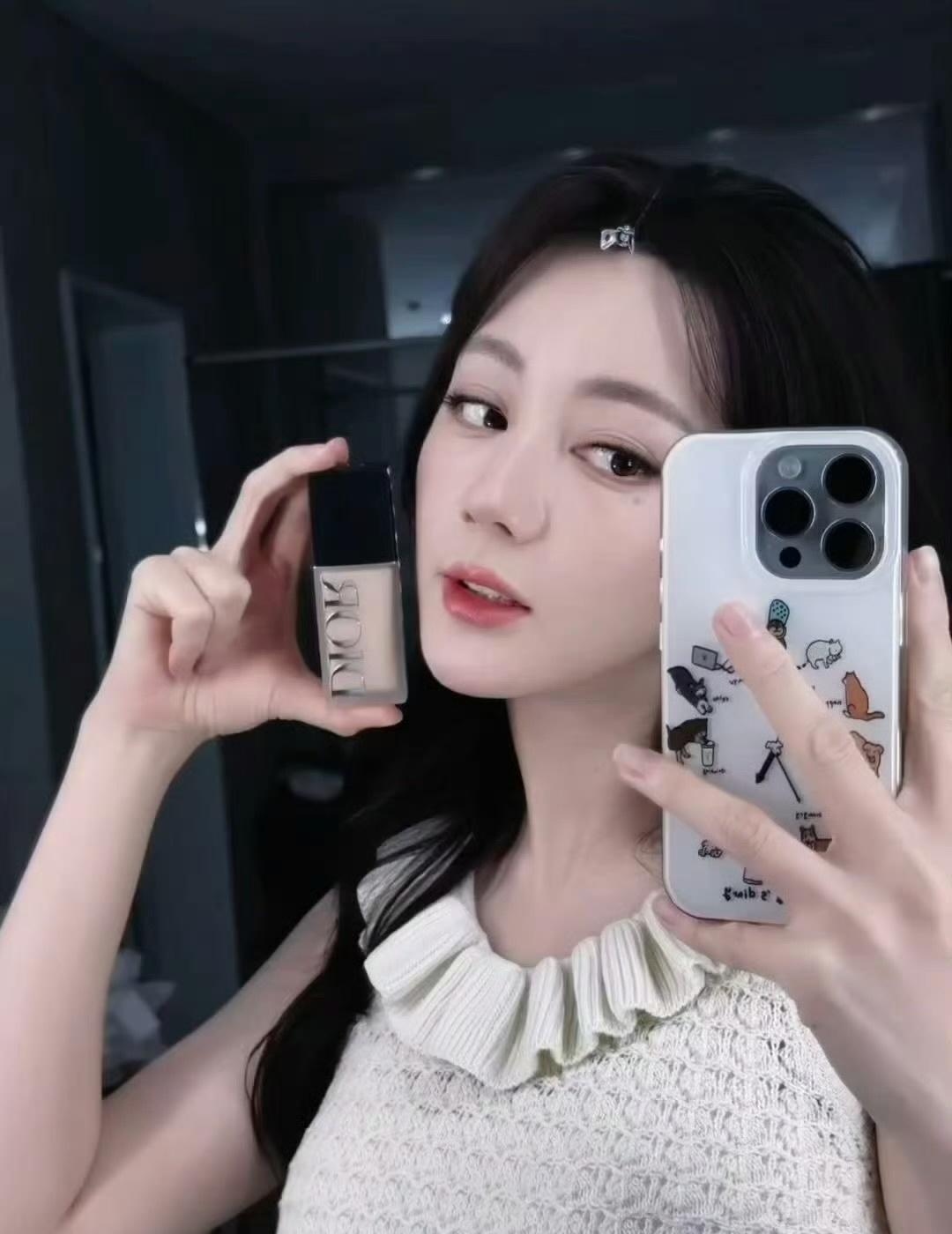 迪丽热巴小小的脸蛋大大的五官
好漂亮好灵动的眼睛
迪丽热巴迪奥全球品牌大使迪丽热