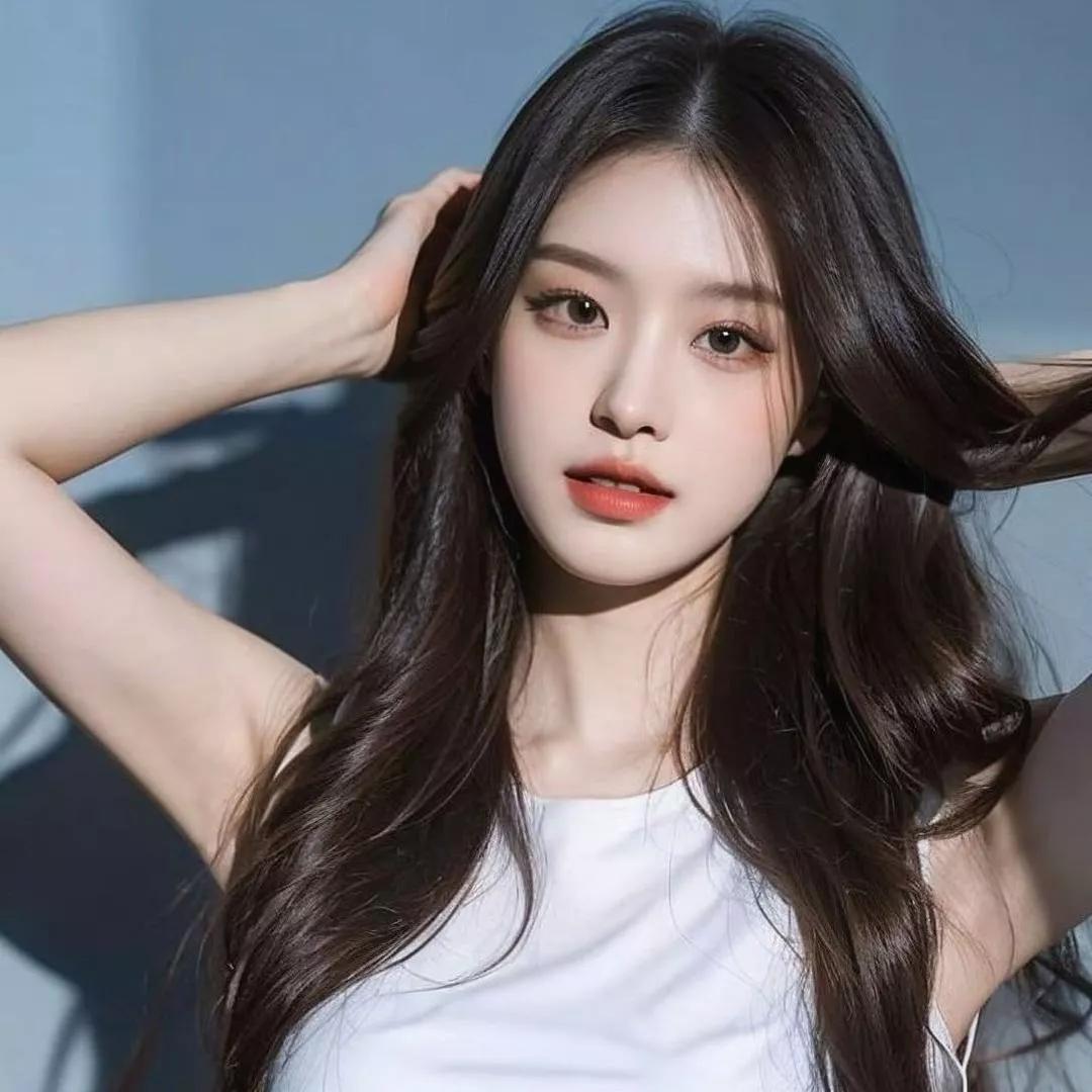 甜美少女风，纯白背景，清新自然！