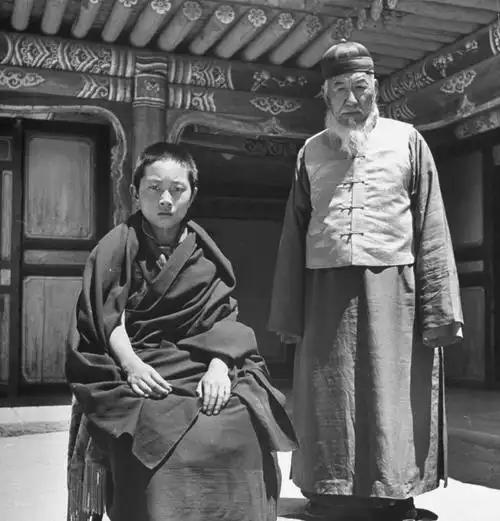 1989年，十世班禅圆寂后，高僧们长途跋涉去寻找转世灵童，国家为此特别拨款。谁知