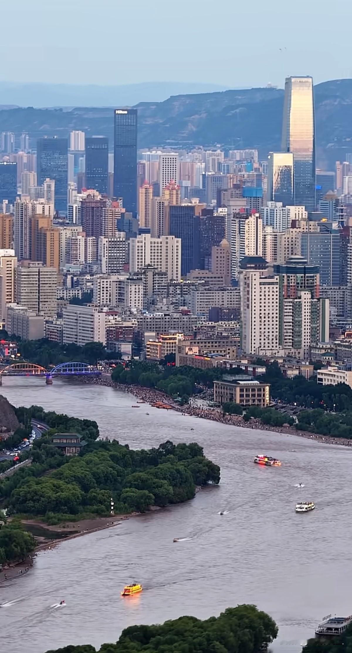 从这个角度观兰州，真的是气势不凡[赞][赞][赞]