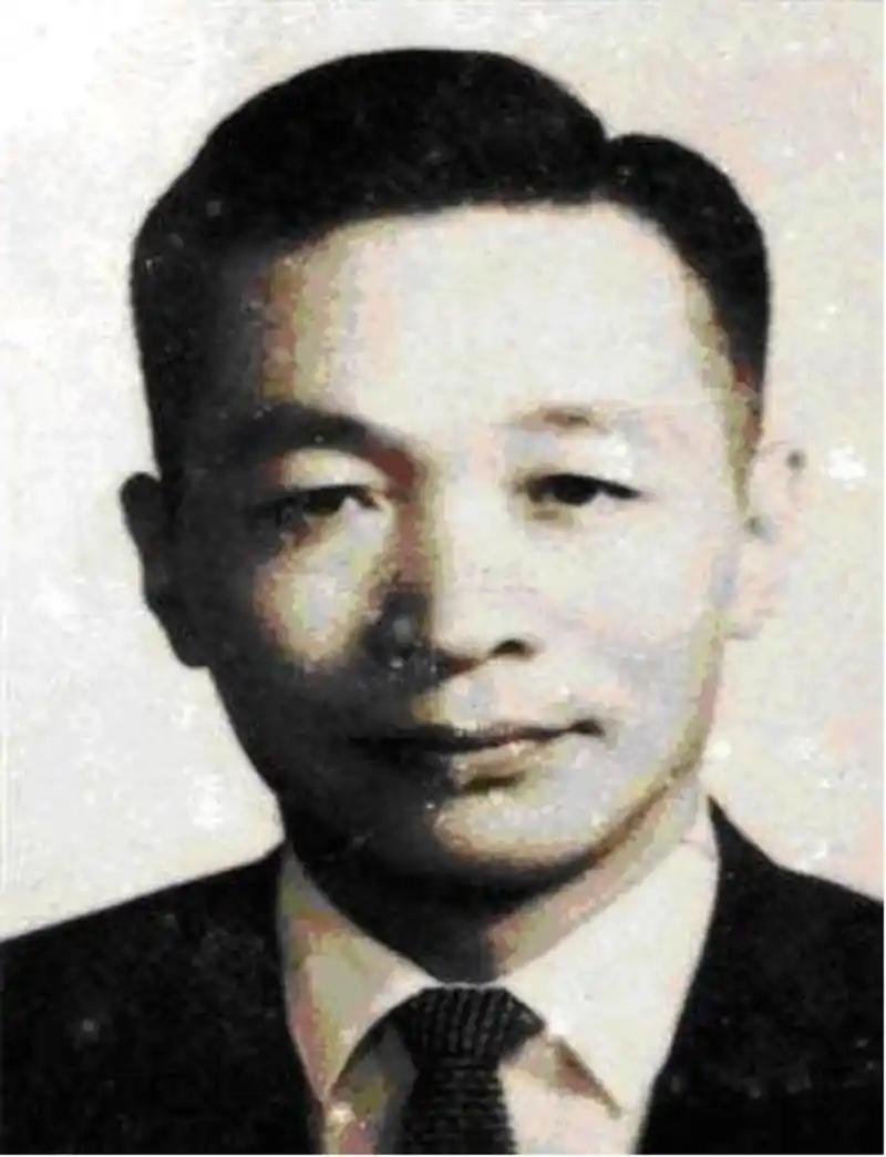 1938年，毛主席的贴身秘书沈之岳，给毛主席递了一支香烟，就说：这人可能有问题，