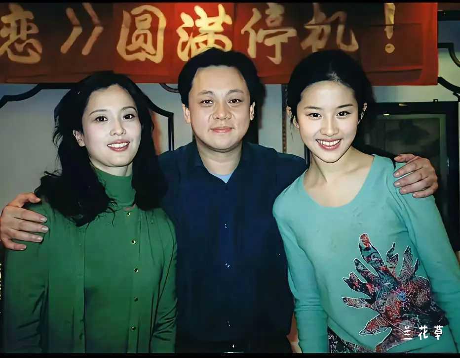 原来，刘亦菲的美全来自家庭基因。  
虽然刘亦菲的相貌更偏向于妈妈，但他的父亲面