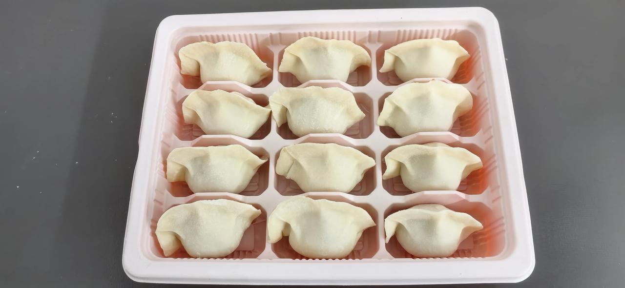 买来的饺子皮太干了不好包怎么办?
买来的饺子皮因为怕粘连，所以含水量都偏低，吃起