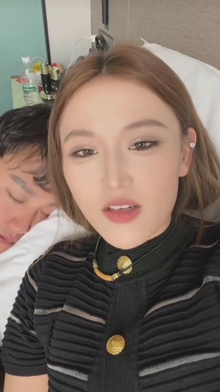 从昨天一直就睡到现在，我真是看在眼里疼在心里。大家都知道小喵这两天去新疆了，郭子