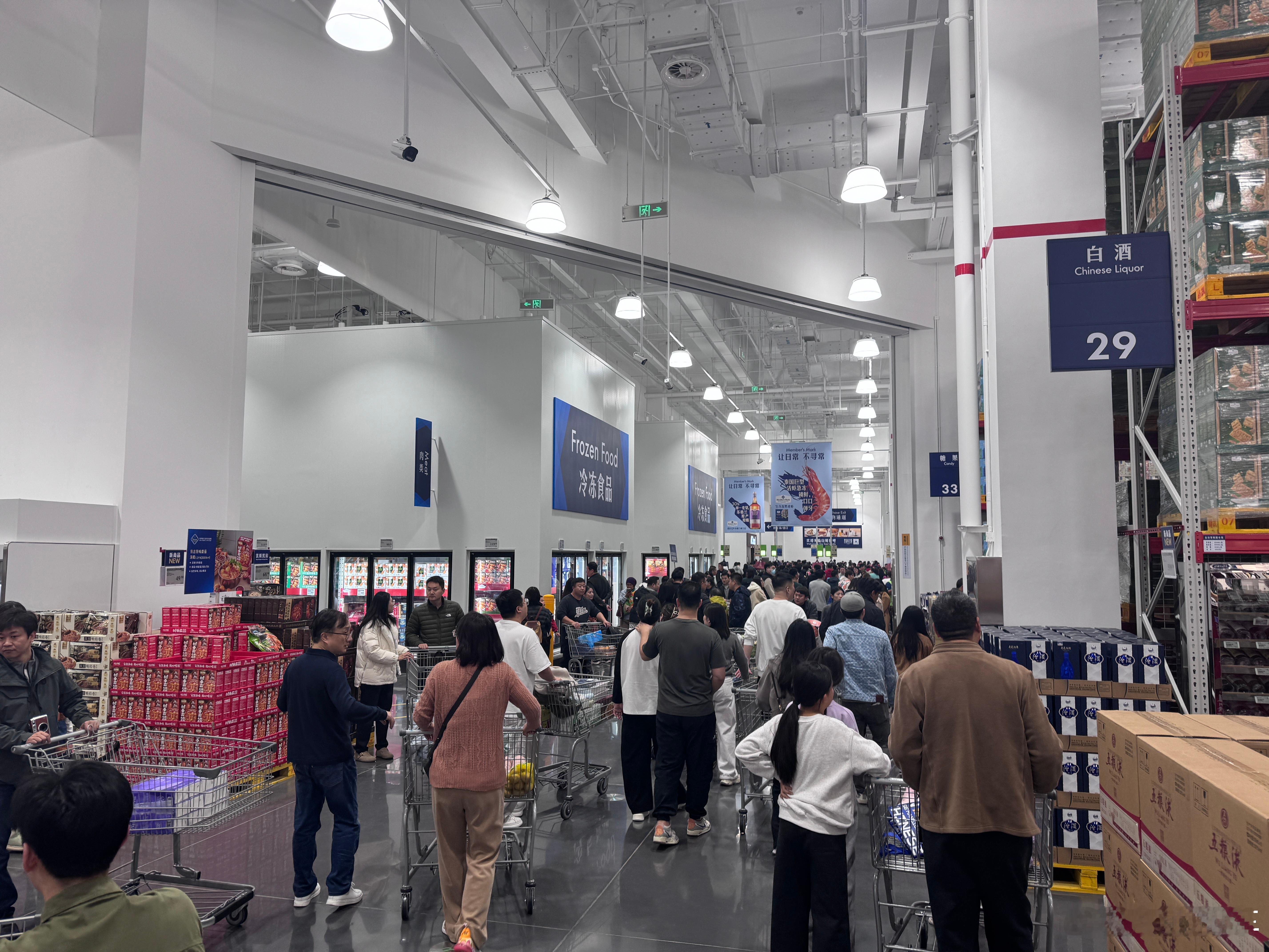 家门口的新山姆开业了，本不想来凑热闹，被朋友硬拉来！看到比官网还便宜的麦卡伦，舒