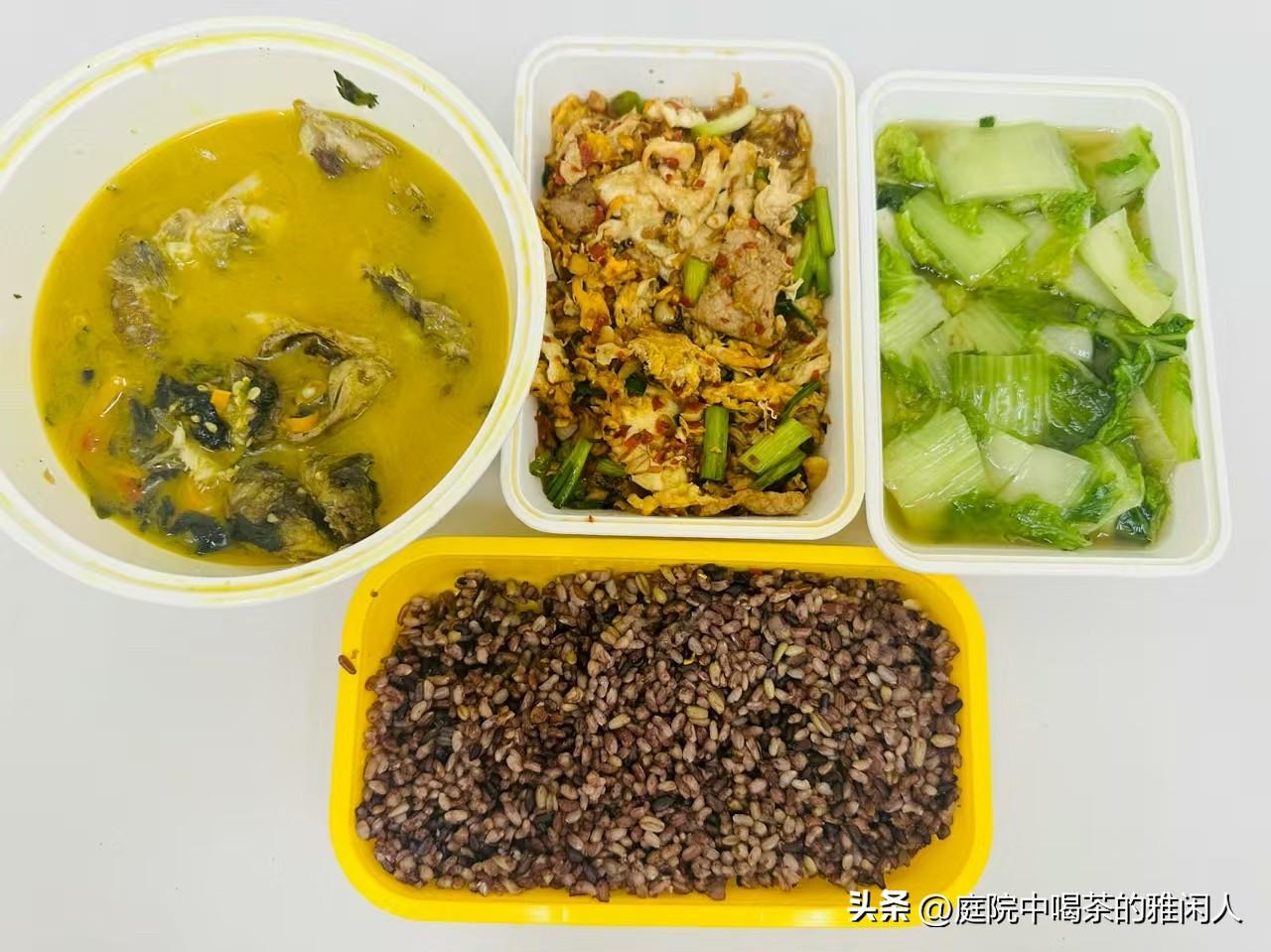 我有个吃饭的怪毛病，被我妈念叨了几十年，到现在还是改不过来，真的快被她念叨出心理