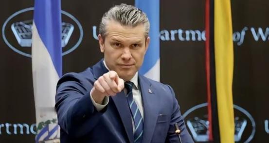 美军这回真是出了大新闻。
 
美国国防部长干了一件几十年都没人干过的事，他亲手把