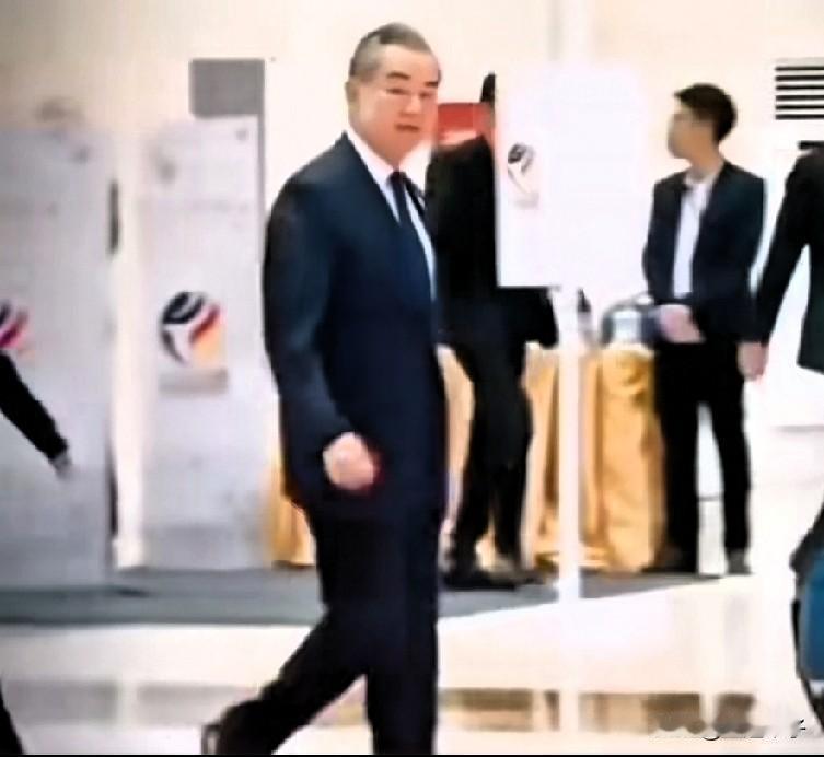 走出自信，走出风度，这才是我们中国外长的大气场！[赞][赞][赞]