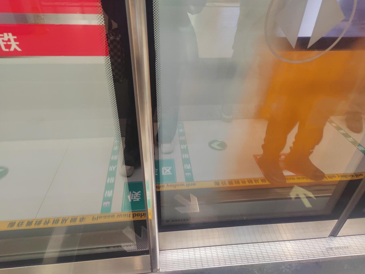 每次坐地铁都有不自觉的人出现！不站在两侧排队上车，就站在门的中间上车，你站中间，