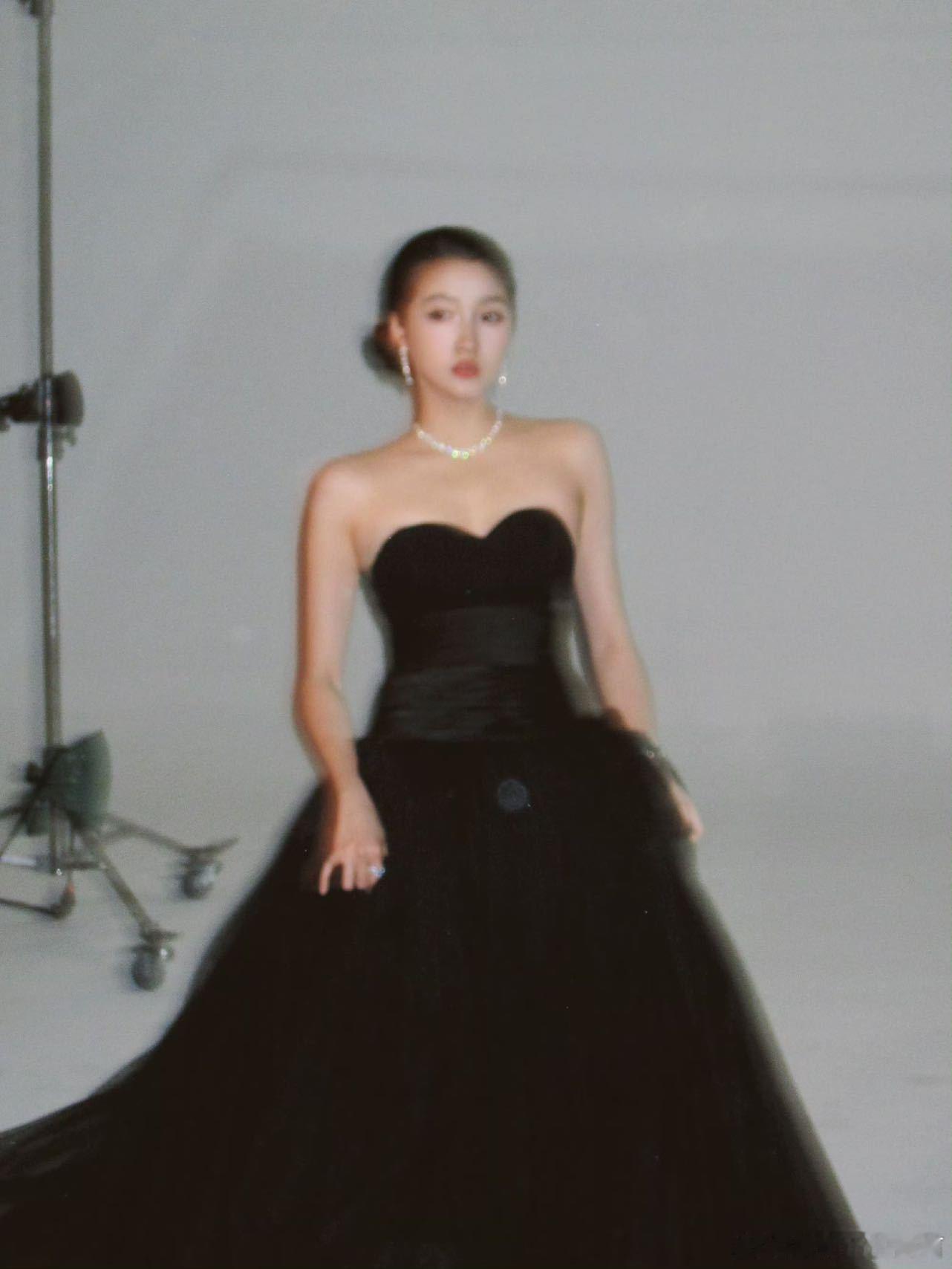 关晓彤第一次在红毯戴帽子 看关晓彤的红毯新造型真的会感叹，allblack穿搭，