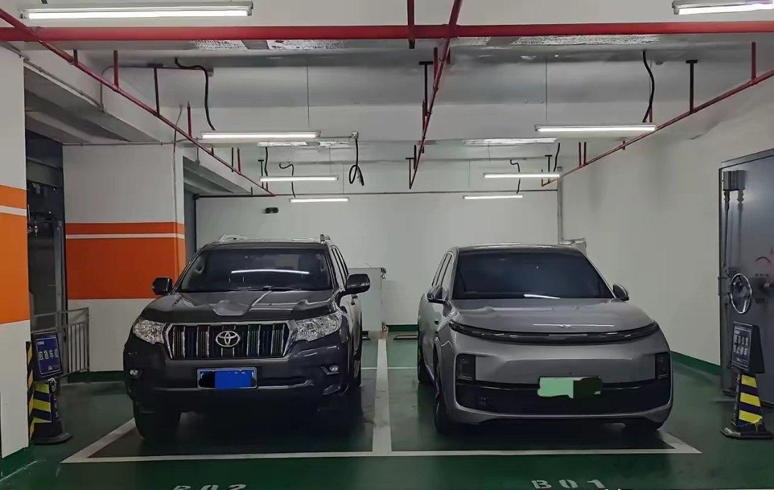 丰田霸道和理想L9同框，中国汽车越来越畅销。燃油车，新能源车，2025年的你会选