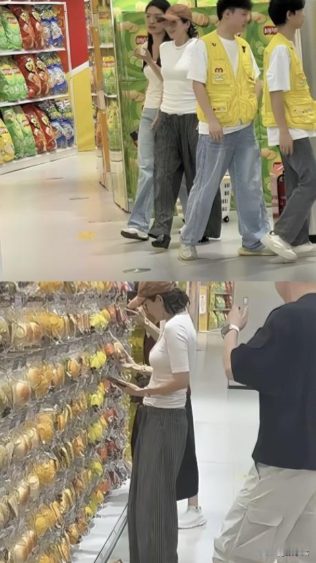 章子怡长沙逛零食店被说像“老大妈”？脱了外套那一瞬间，真的老了吗？
前两天刷到章