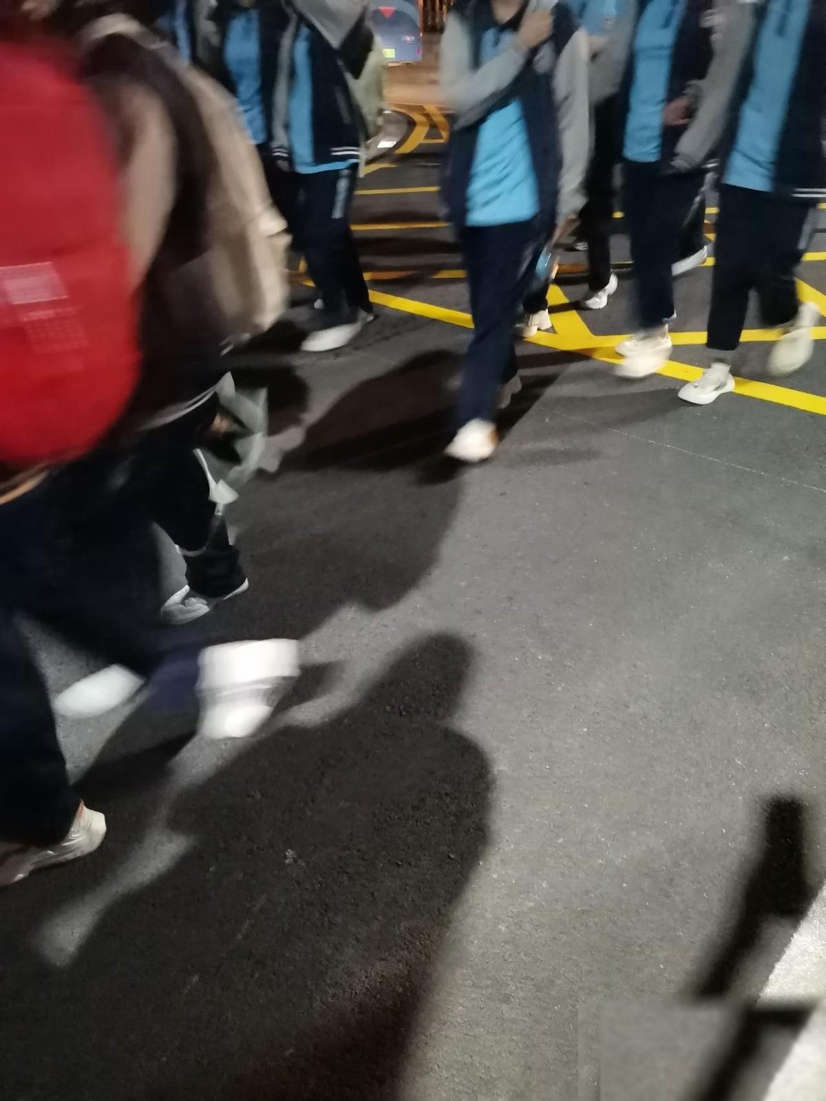 万万没想到
一个远房亲戚的儿子，去年高考625分，按说这样的分数，放眼望去足够挑