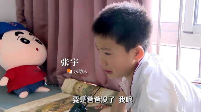 【11岁男孩，卖画救父】
11岁的男孩，面对镜头，泪如雨下：
我已经没有妈妈了，