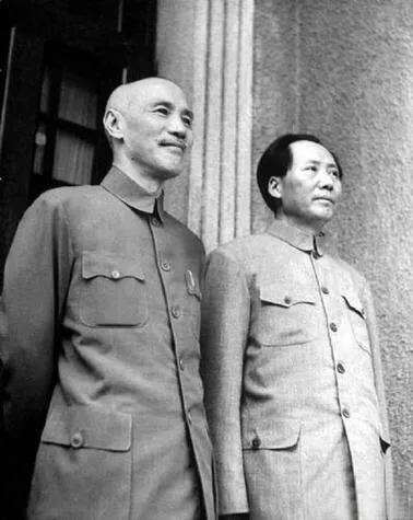 抗战胜利后不久，毛主席应邀到重庆与蒋介石进行和谈，双方达成《双十协定》。然而，《