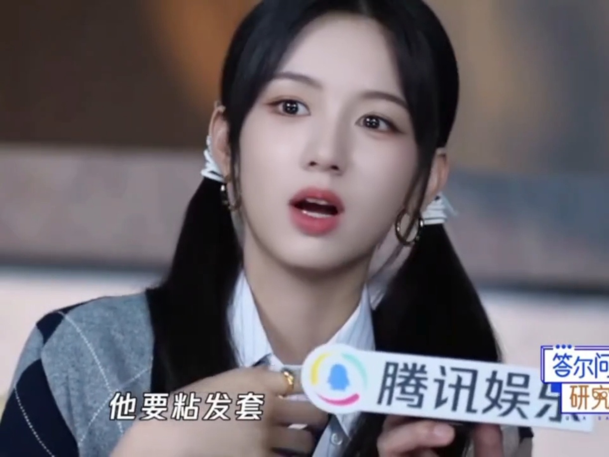 所以周也的男装是素颜！！你说这是涂黑的！比我这辈子都白笑死，她采访的时候说男装化