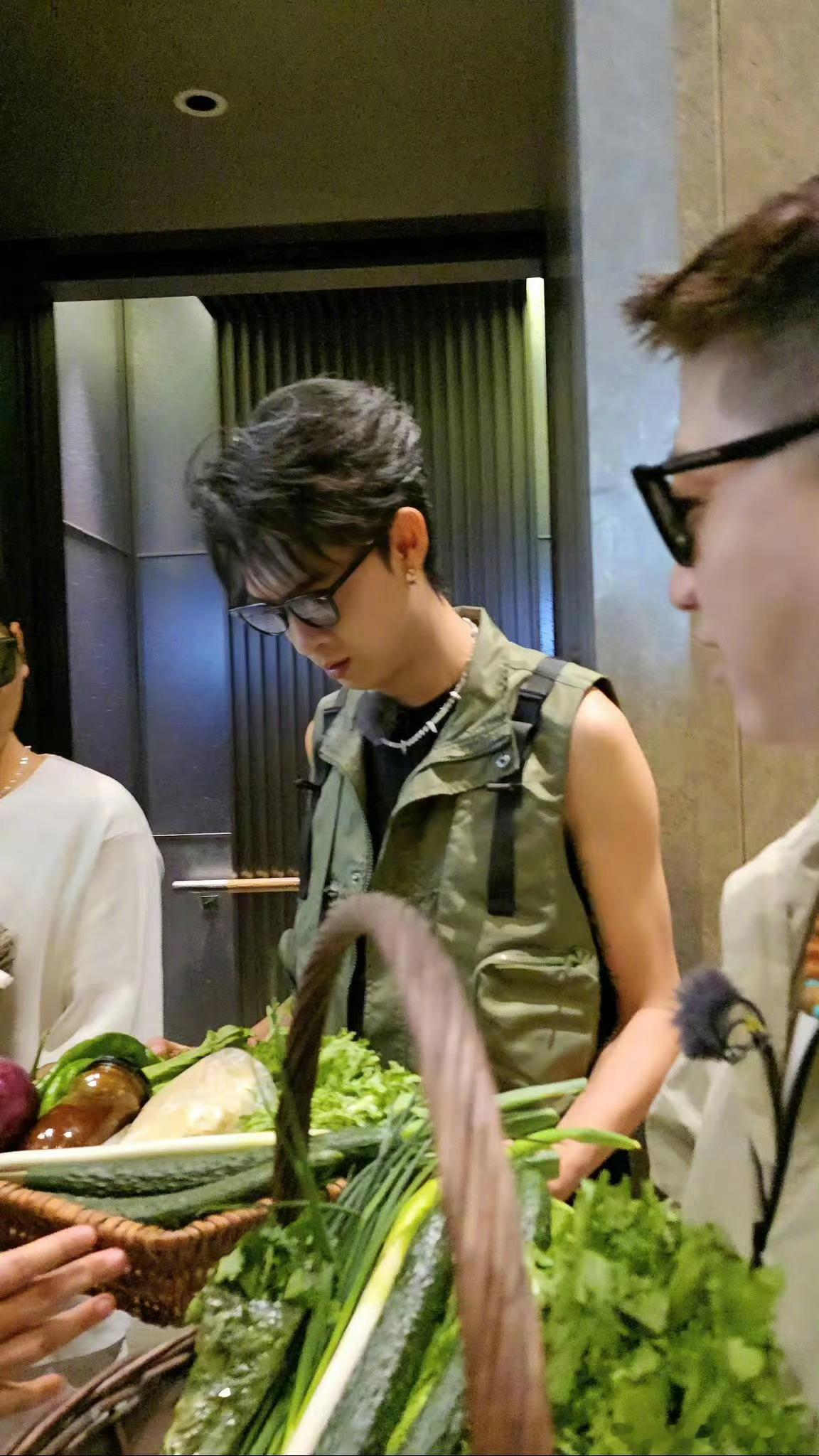 #秦霄贤闻洋葱头# 秦霄贤闻洋葱头，是什么味道啊[笑cry] ​​​