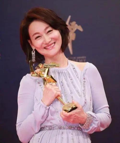 63岁惠英红，发长文致歉！

1月13日，晚上19:10，正当大家的目光都聚焦在