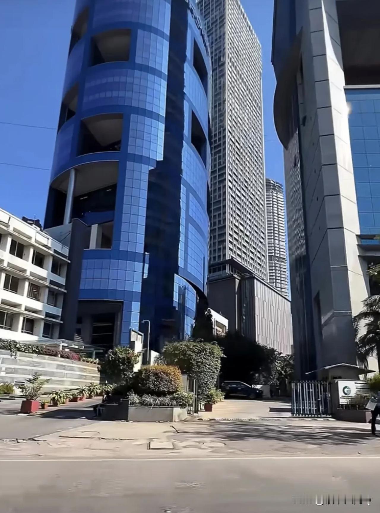 印度孟买的街景！
到处都是崭新的高楼大厦！
远超日韩那种小县城一样的城建！大国就