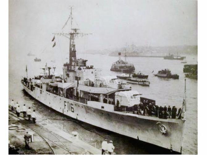 1949年，英国军舰在我军防区被炮轰，丘吉尔叫嚣：“应派航母去报复！”毛主席霸气