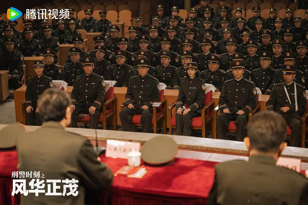 以九十年代，我国公安刑警破获多起社会影响恶劣的重案为背景，讲述了公安刑警在刑事侦