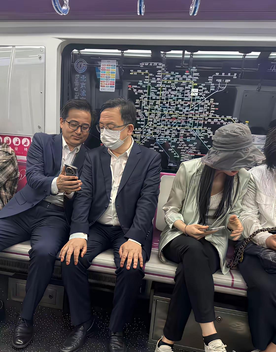 说好的电车你就买特斯拉，手机你就买苹果和华为。你看比亚迪的王传福他使用的就是苹果