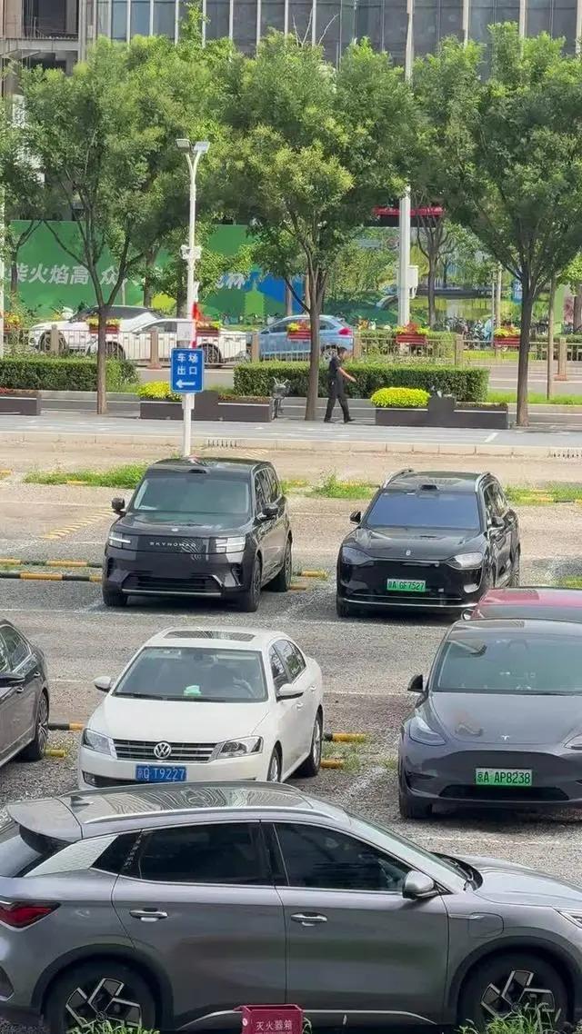 昨天刷到澎程N90和问界M9无伪装同框的视频，弹幕清一色在刷"30万打50万，雷