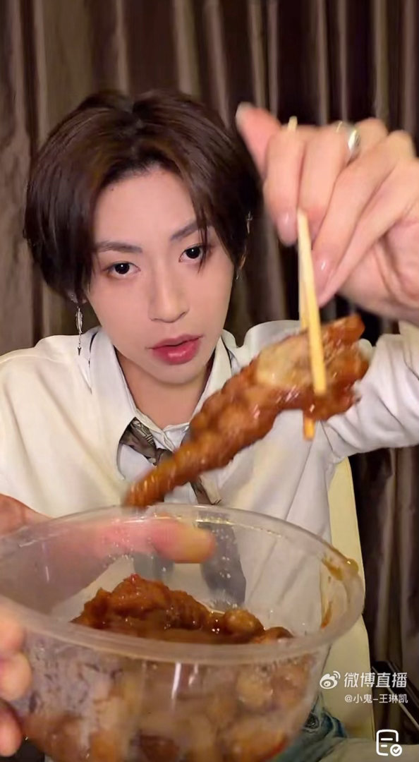 小鬼直播名场面+1！吃播上线，投喂粉丝先吃，吃鸡爪还不忘送上手控福利，一句“这不