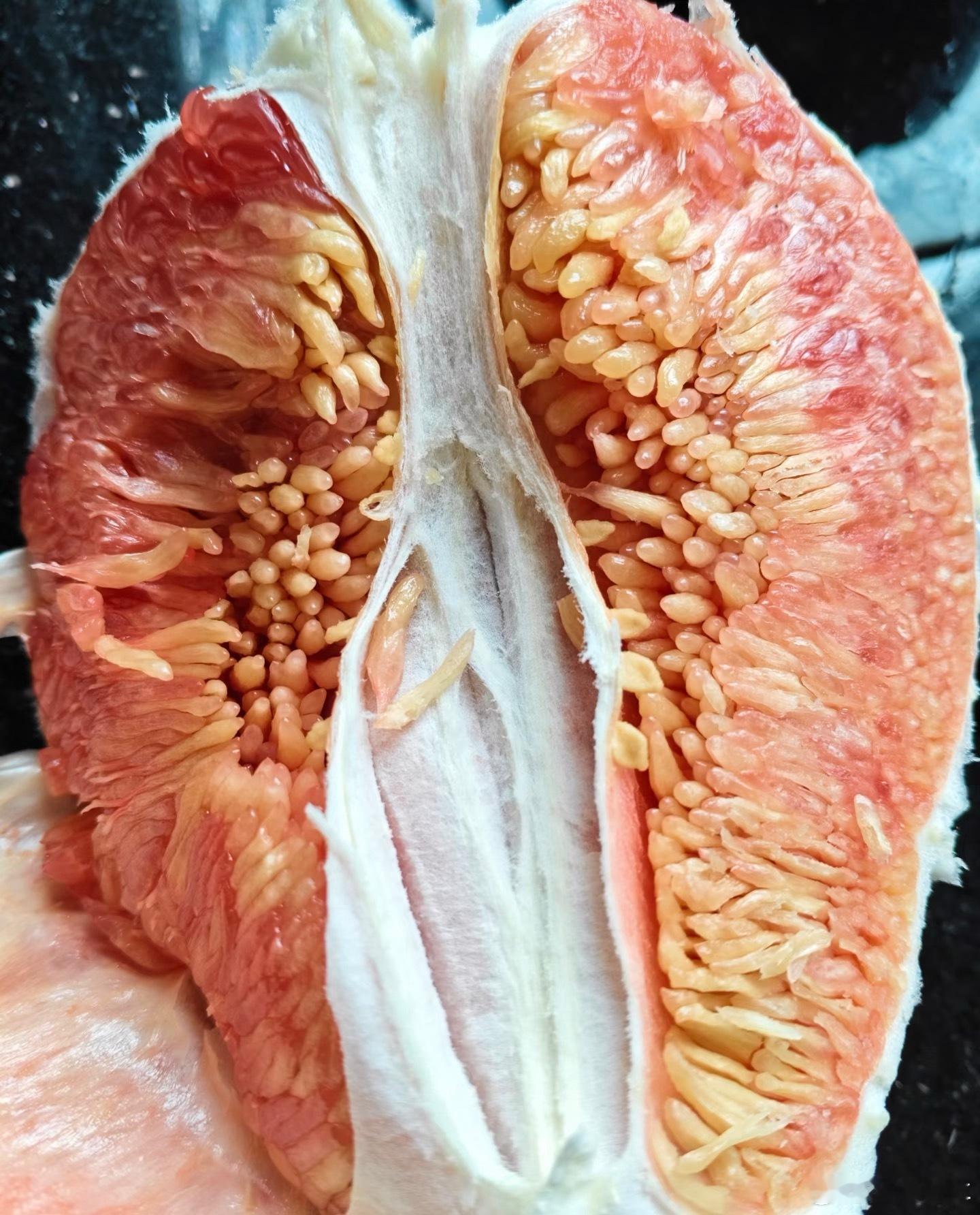 爱吃柚子的人天塌了前两天买了个柚子，一打开成这样了，网上一搜，说叫“僵尸柚”，柚