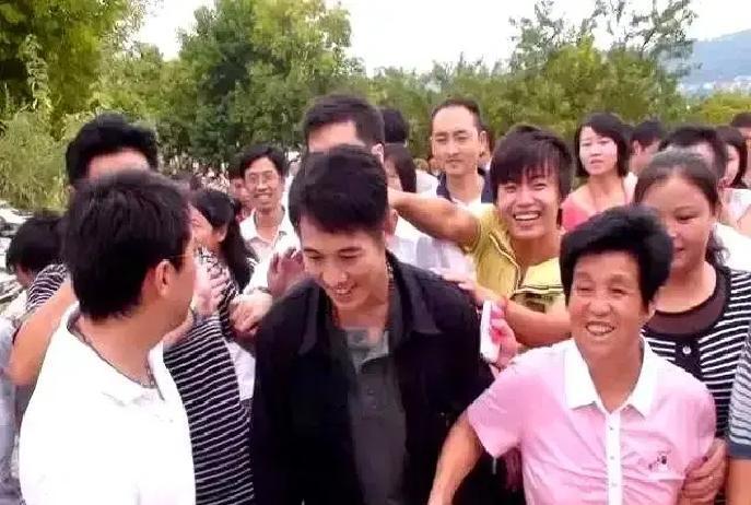 李连杰靠老太太闭眼一指逆天改命？别信那玄乎的。
 
真相藏在三个冰冷的细节里：8