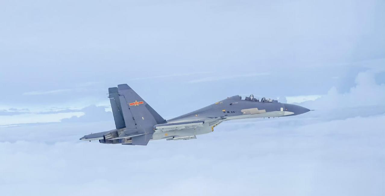 重新刷漆的Su-30MK2宛如刚交付时的Su-30MKK，这张空对空真是一种很干