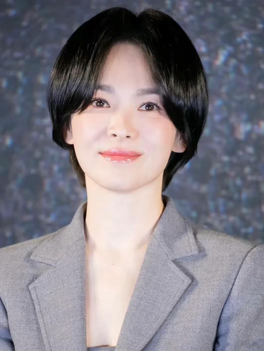 宋慧乔超短发造型  宋慧乔短发首场活动，今年要火发型来了，很清爽又有气质！  